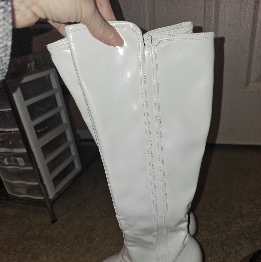 White boots - Picture 2 of 3